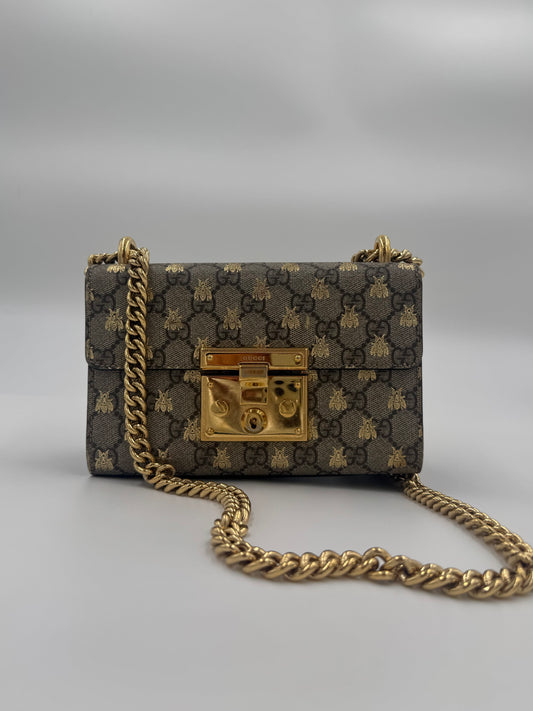 Gucci small Bee Padlock Umhängetasche  GG Supreme Canvas Beige Braun Gold Bienenmotiv Animalier Linie Schultertasche Crossbody