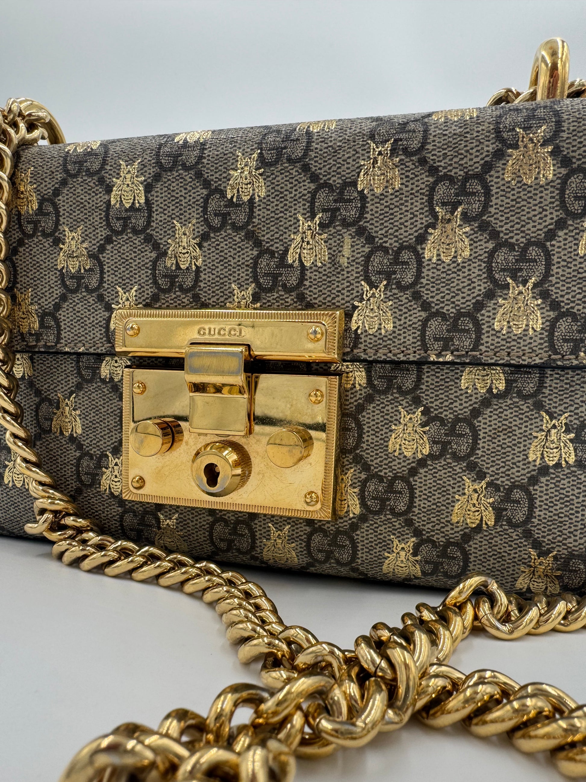 Gucci small Bee Padlock Umhängetasche  GG Supreme Canvas Beige Braun Gold Bienenmotiv Animalier Linie Schultertasche Crossbody